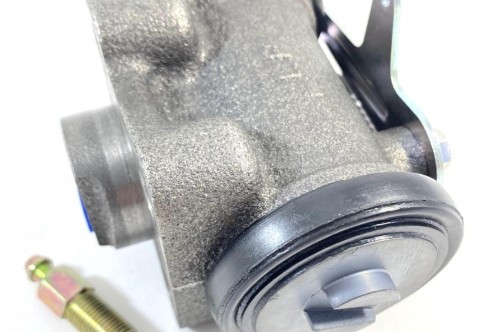 Цилиндр тормозной задний правый с прокачкой Isuzu NQR71/75